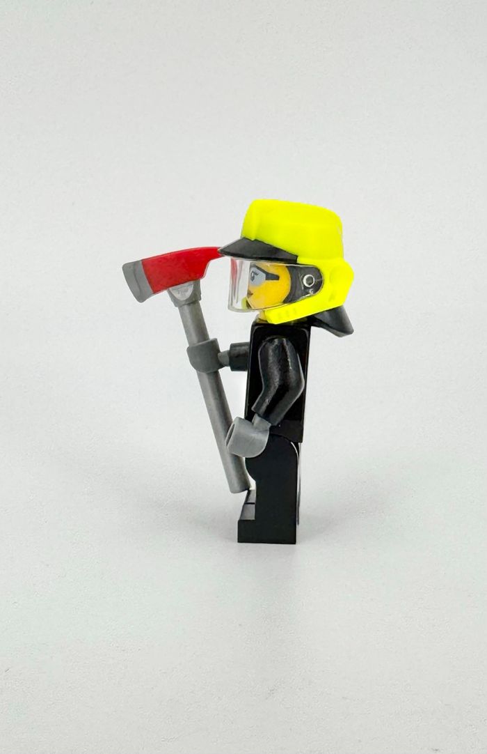 Lego Figurines City : Femme Pompier / Femme du Feu munie de sa hâche emblématique - NEUF - photo numéro 2