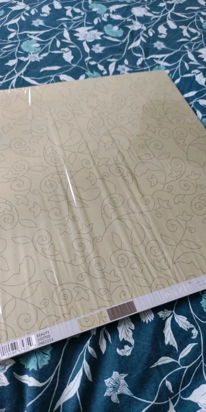 26 feuilles identiques thème automne neuve