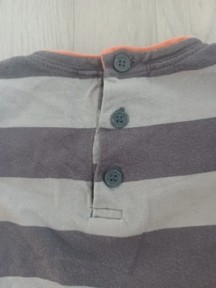 Lot petit pull et 1 t-shirt garçon 18 mois - photo numéro 4