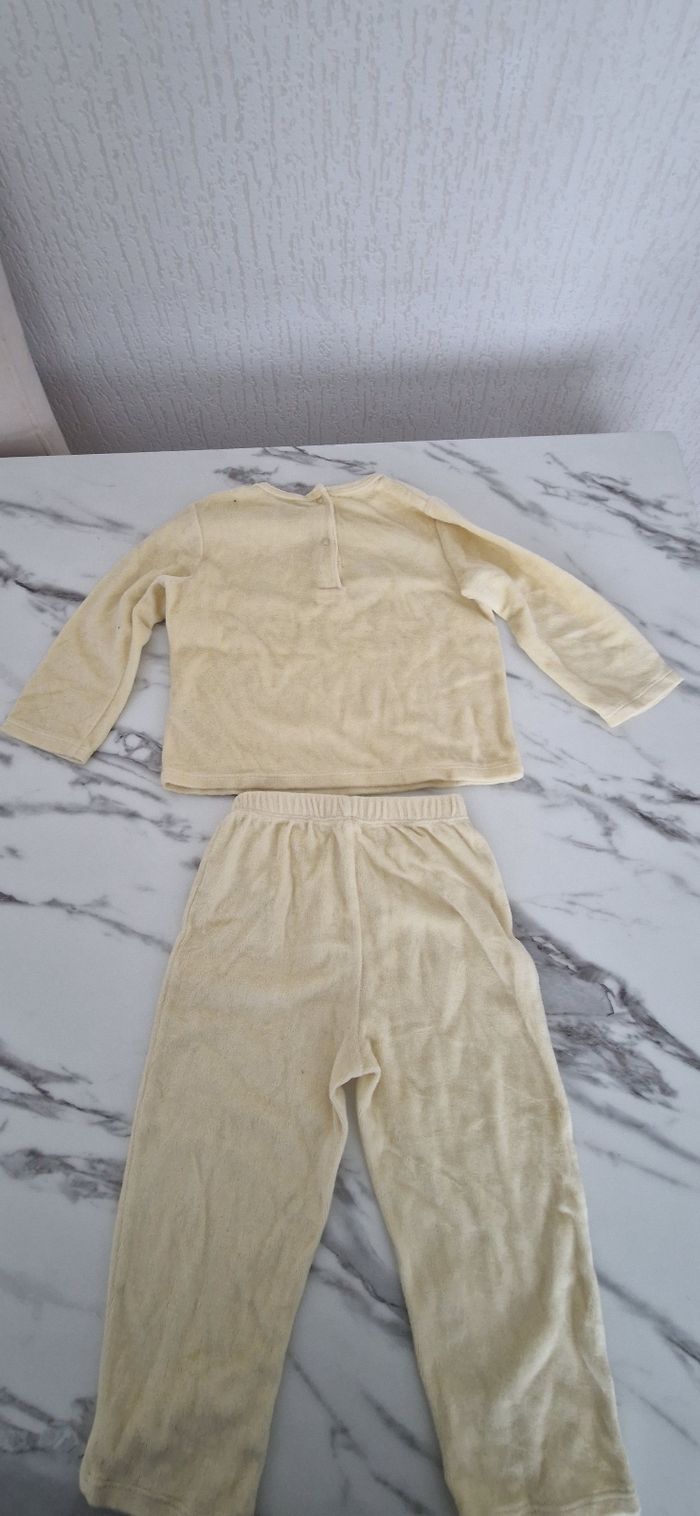 Pijama velours garçon Comme neuf
24 mois - photo numéro 2