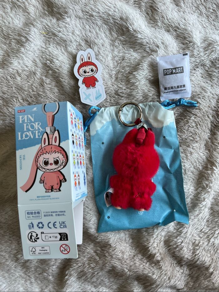 Labubu pin for love lettre X❤️ popmart - photo numéro 2