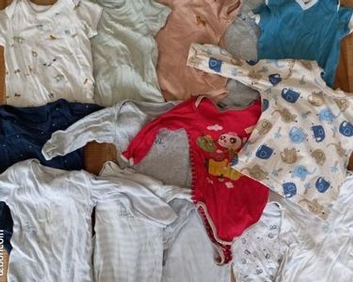 Un carton de vêtements pour garçon en taille 12 mois - photo numéro 2