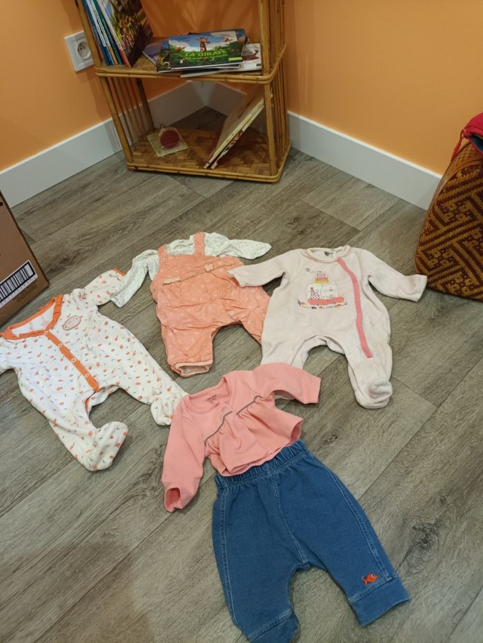 Lot Jolie vêtements bébé fille 1 mois et 3 mois - photo numéro 2