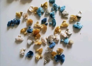 Lot de 50 pompons bleu jaune blanc pour construction