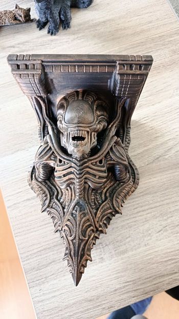 Étagère Alien façon bronze 