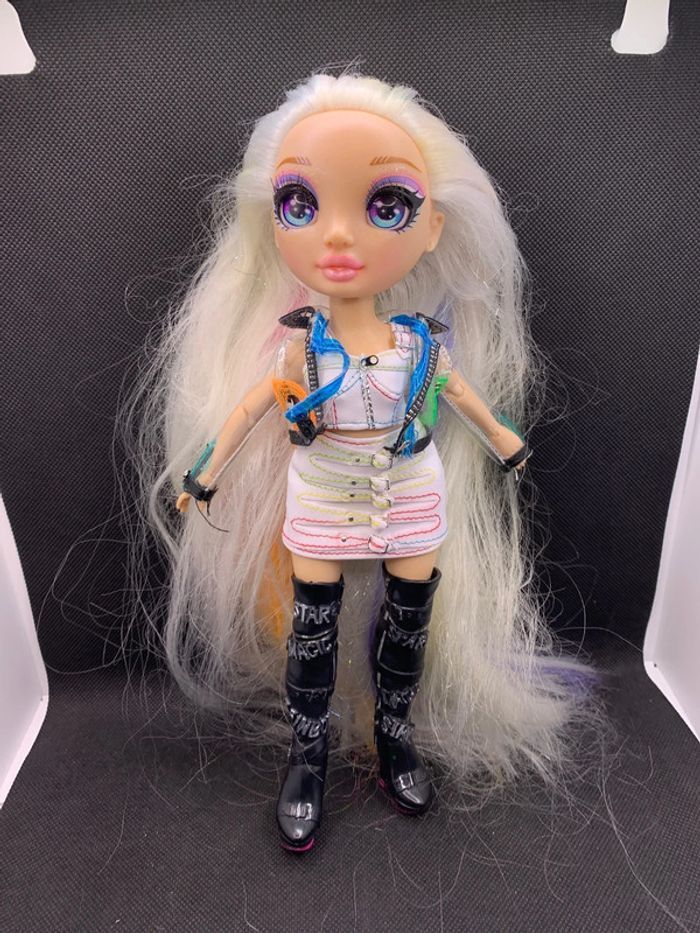 Poupée rainbow high amaya raine