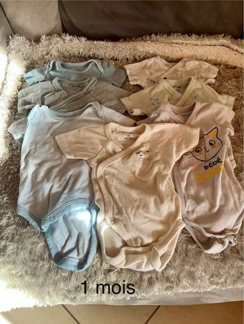 Lot bodies 1 mois manches courtes 