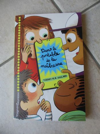 Roman enfant Dans le Portable de la Maîtresse