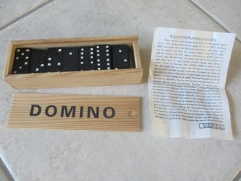 Jeu de dominos (28 pièces) dans boîte en bois