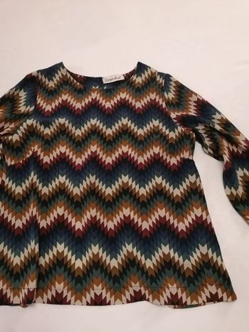 Belle Blouse tissu très aérien et léger. Petite ouverture au dos