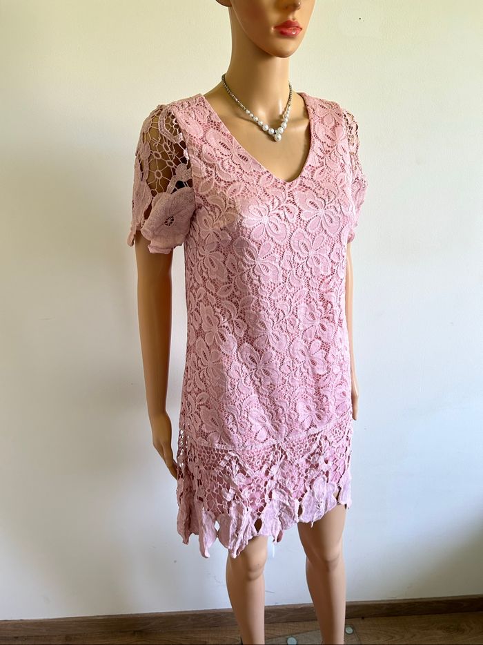 Robe rose en dentelle Mela London taille européenne 36 jamais portée - photo numéro 2