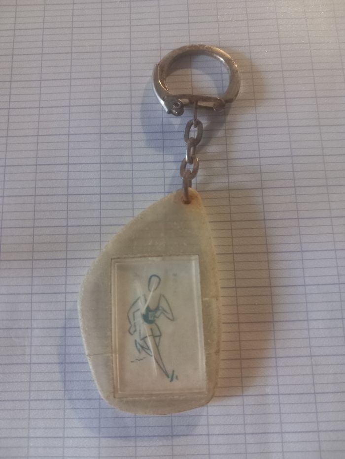 Ancien porte clé avec un coureur