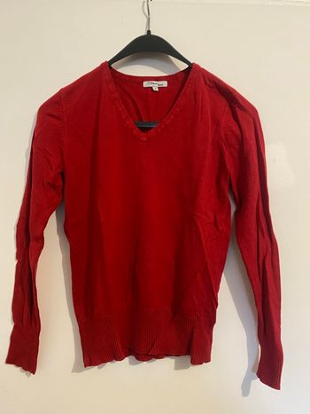 Pull rouge col V classique