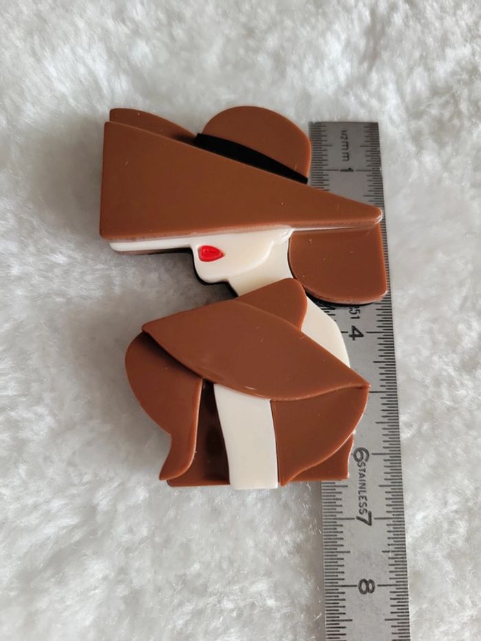 Broche dame au grand chapeau marron - photo numéro 7