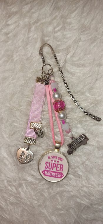Marque page ou bijoux de sac " Super maîtresse "
