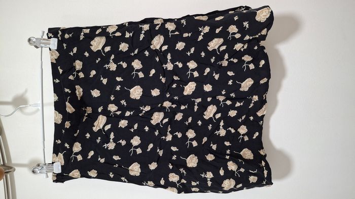Jupe courte noire à fleurs, Taille 38, Jennyfer - photo numéro 2
