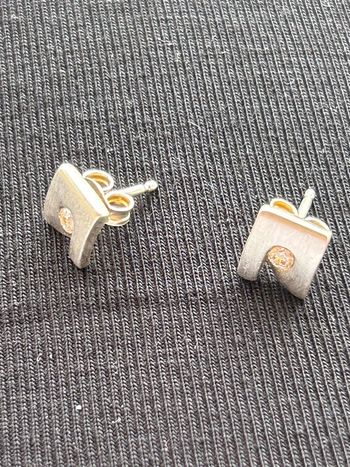 Jolie paire de boucles d’oreilles carrées en argent massif avec petit brillant femme TBE