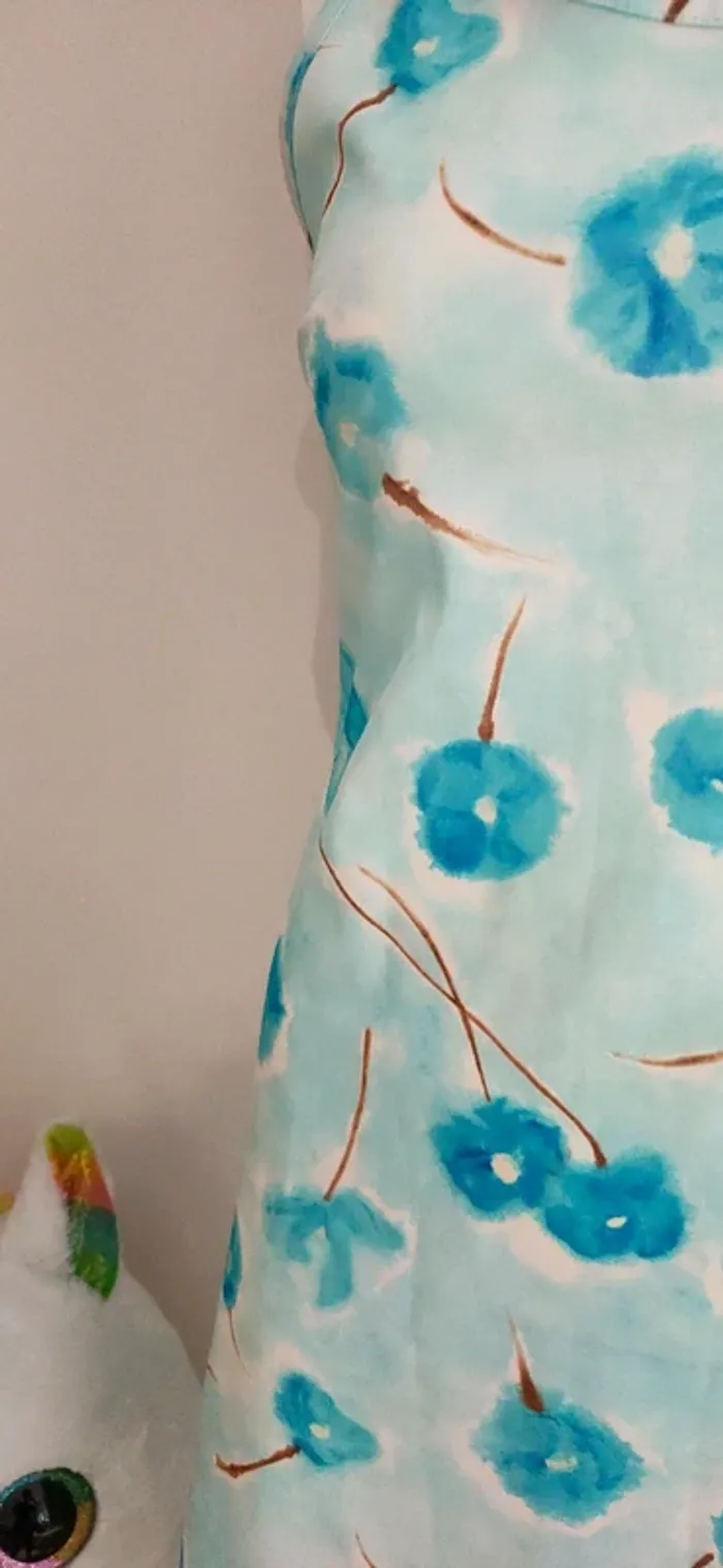Petite robe d'été bleue, motif floral - photo numéro 2