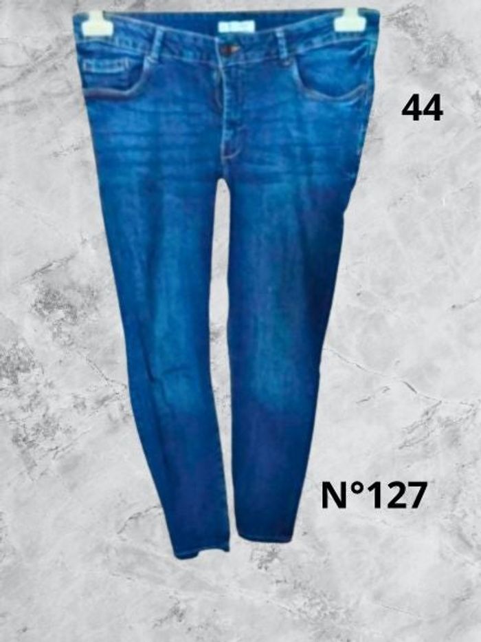 N°127 Jean bleu foncé T44. Kiabi. Taille haute, coupe slim.