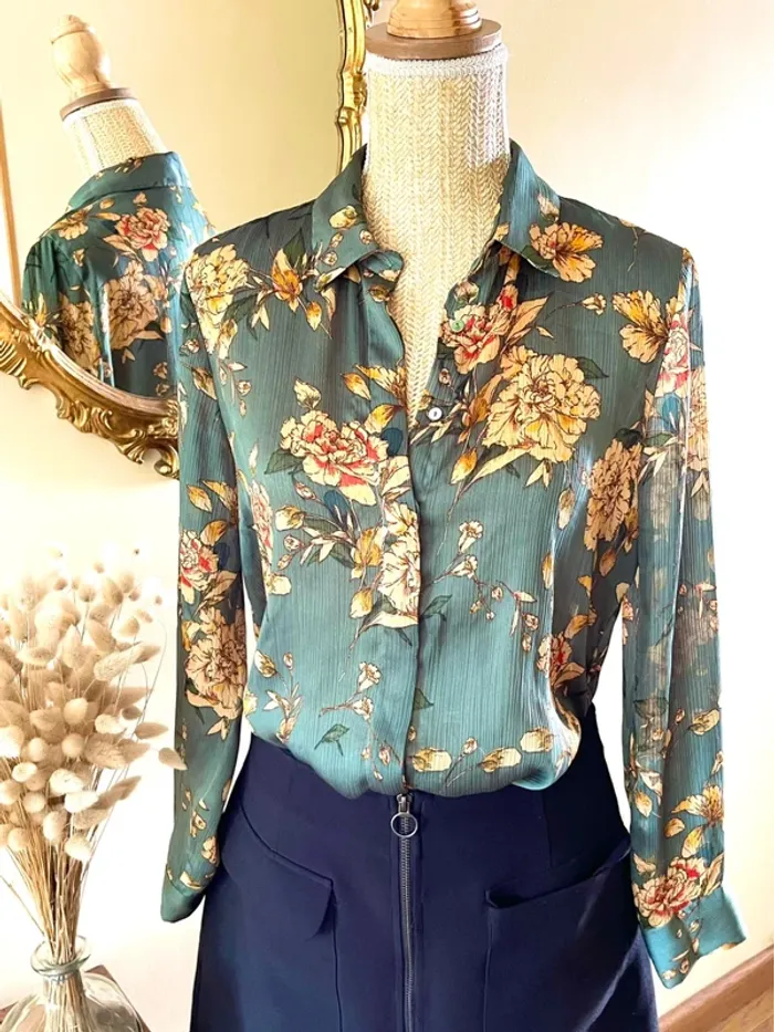 Sublime blouse chemise manche longue à boutonnage fluide motif floral Zara - photo numéro 2