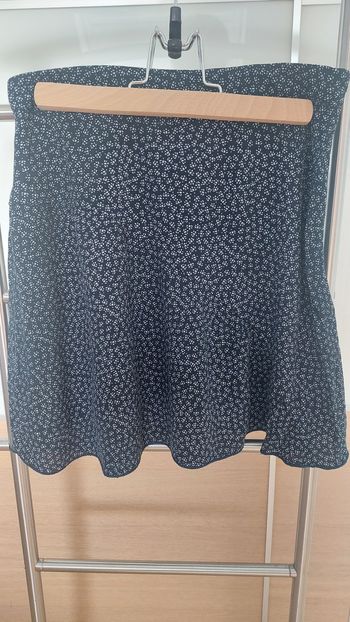 Jupe courte bleue à fleurs