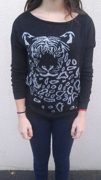 pull noir au motif tigre gris pailleté
