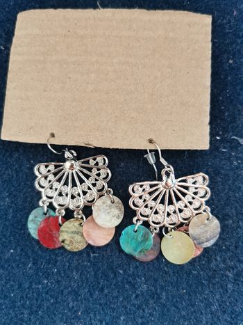 Boucles pendantes multicolores