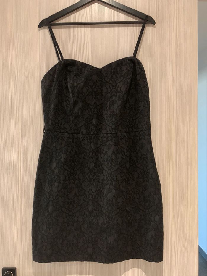 Robe noir taille 42 avec bretelles amovibles pour la porter en bustier