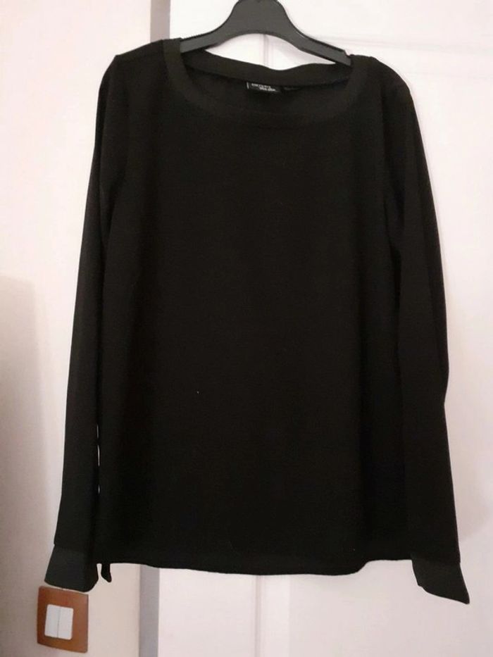 Jolie blouse noire avec manches et col rehaussé d un biais de satin noir - photo numéro 2