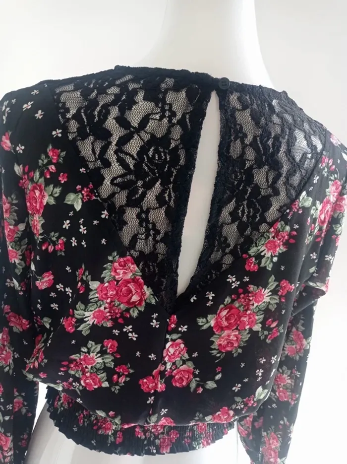 Magnifique blouse crop top noire avec fleurs rouges et vertes et dentelle noire T.M Jennyfer - photo numéro 3
