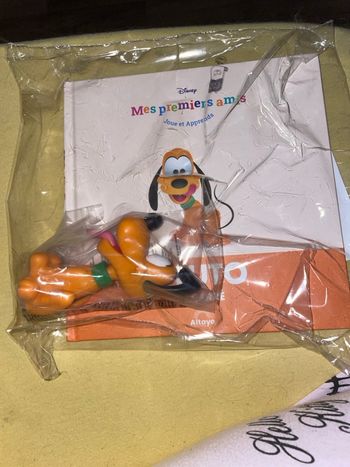 Libre et figurine plutôt