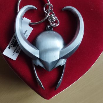 Porte clé casque Loki Marvel Neuf Disneyland Paris