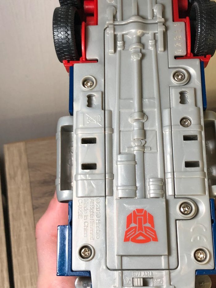 Figurine Transformers 2010 hasro optimus prime camion transformable - photo numéro 5