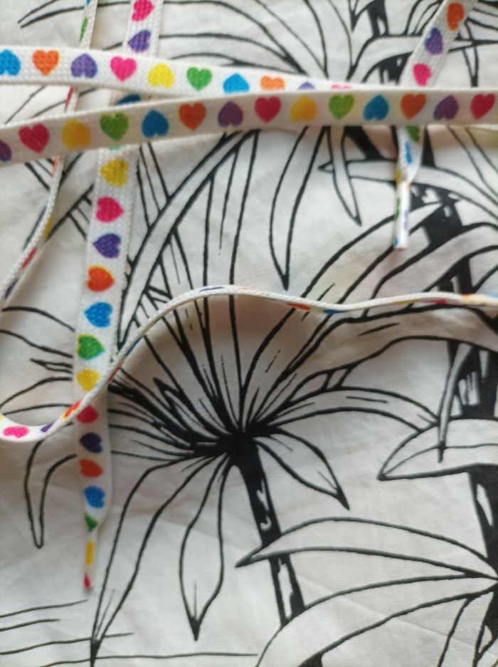 Jolie paire de lacets coeurs multicolores neuve - photo numéro 2