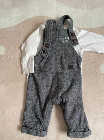 Ensemble t-shirt et salopette T6 mois 