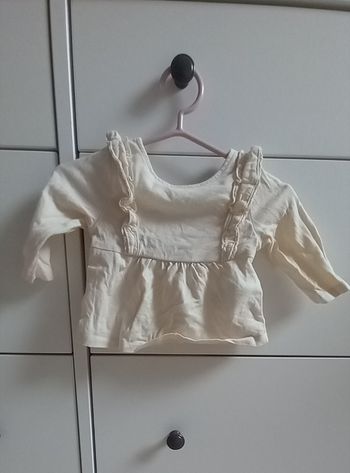 Haut à volant et manches longues.