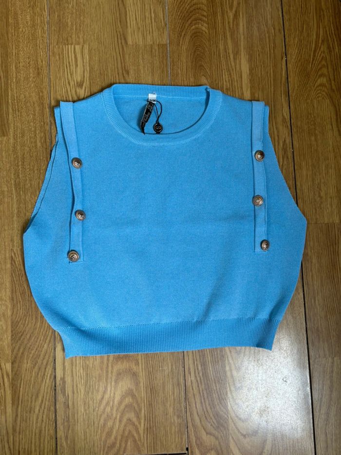 Crop top chic bleu clair avec boutons dorés sans manches - photo numéro 4