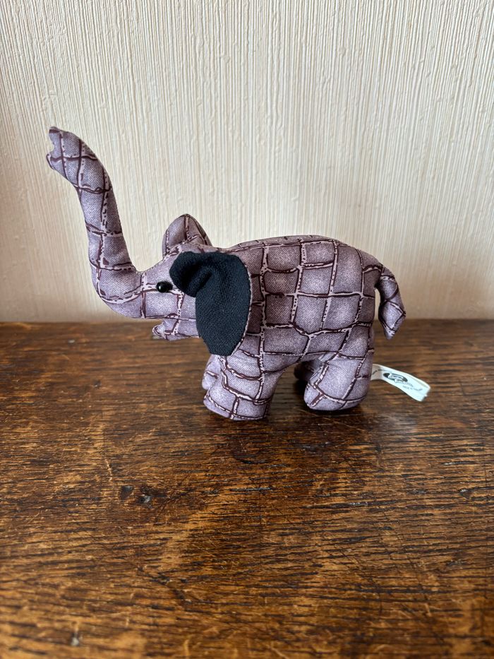 petit éléphant en tissu