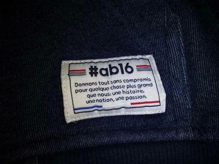 Blouson/gilet zippé à capuche en excellent état + pantalon offert - photo numéro 2