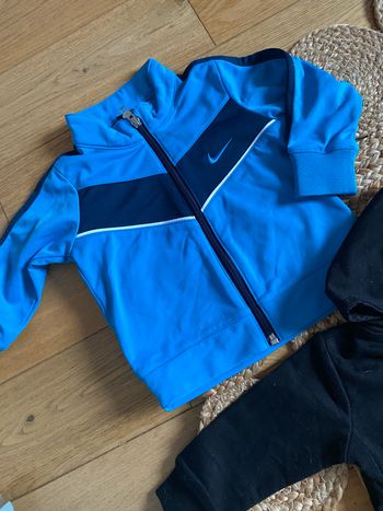 Veste 9 - 12 mois nike bleue très bon état