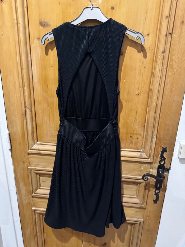 Robe noire dos nu - photo numéro 4