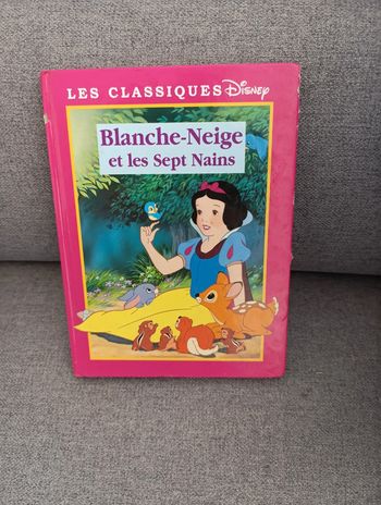 livre les classiques de Disney blanche neige