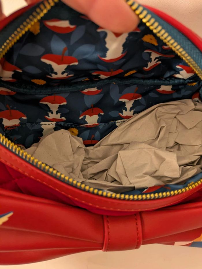 Loungefly Blanche Neige velvet belt bag - photo numéro 5