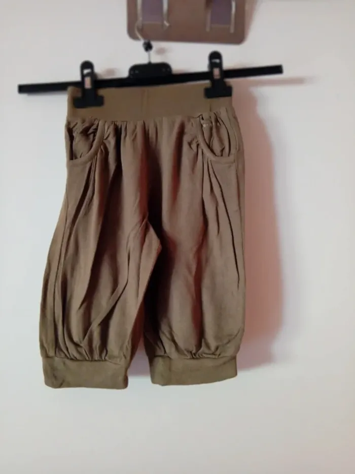 Joli pantalon léger kaki. 4 ans