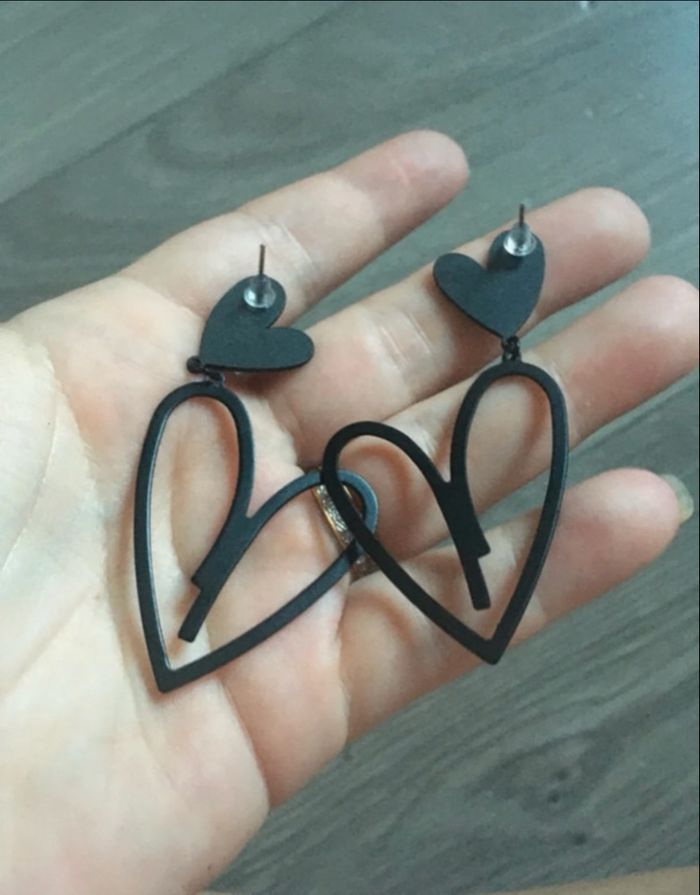 Boucles d’oreilles pendantes NEUVES pour femme en forme de cœurs 🖤 couleur noir - photo numéro 3