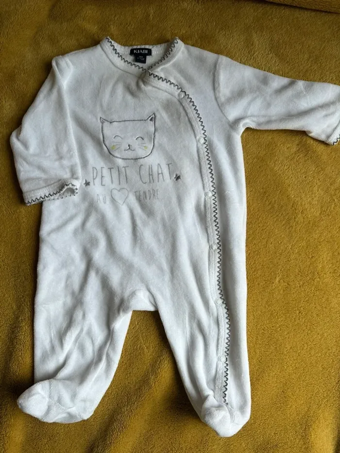 Pyjamas velours blanc  Motif petit chat  Taille 3 mois - photo numéro 2