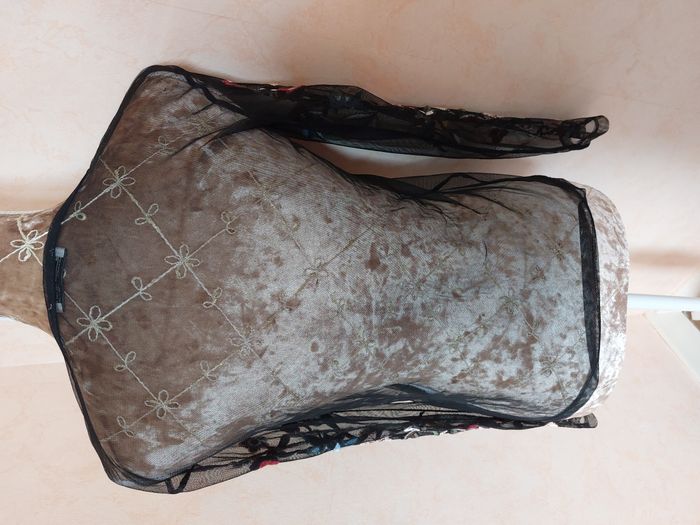 Top manches longues Zara résille noir broderies fleurs & oiseaux taille 36-38 - photo numéro 4