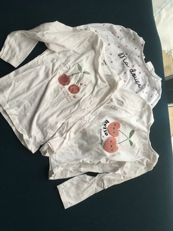 Lot tee shirts fond blanc motif fleurs et cerises