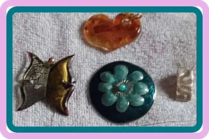 Lot de  4  pendentifs /  Décoration collier  multicolore