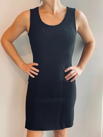 Robe noire chic bretelles larges
